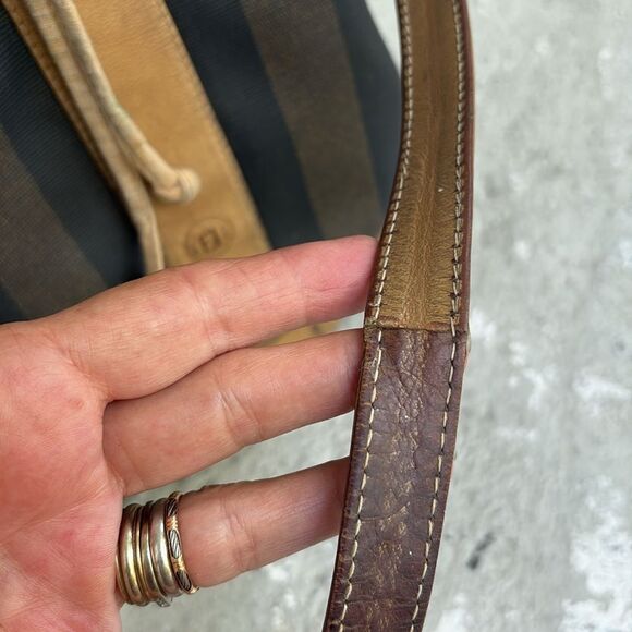 Distressed Fendi 80’s bucket bag - Picture 3 of 13